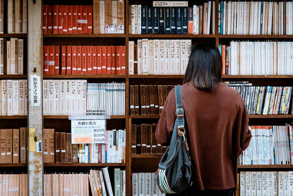 Foto de persona escogiendo libro